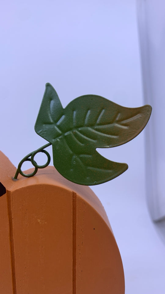 WOOD BLOCK PUMPKIN SHELF DECOR W/METAL LEAF.