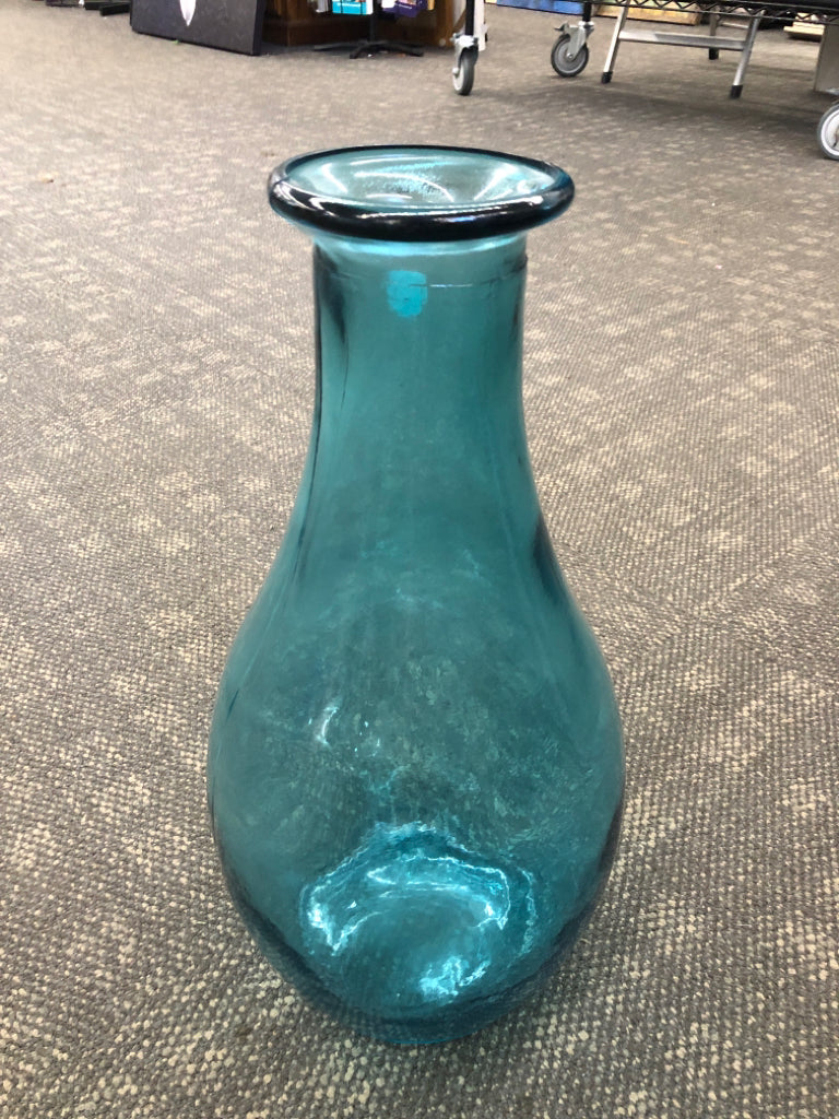 RECYCLED BLUE GLASS VASE MADE IN SPAIN.