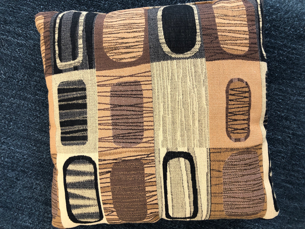 BROWN LEATHER LOVE SEAT W/2 GEOMETRIC STYLE PILLOWS.
