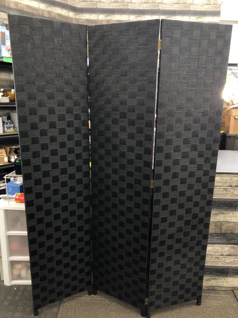 BLACK CHECKERED DIVIDER.