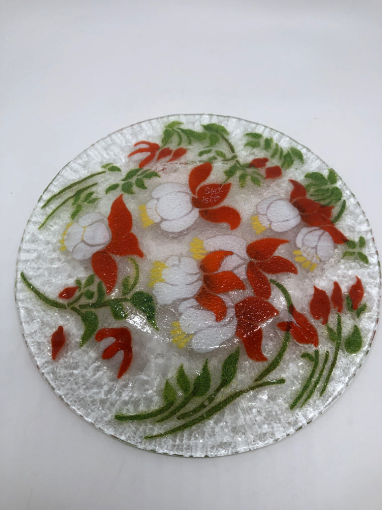 5 ASSORTED FUSED GLASS FLORAL DINNER PLATES.