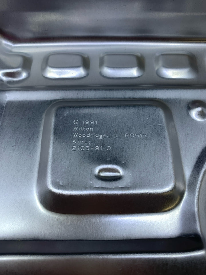 WILTON FIRE TRUCK CAKE PAN.
