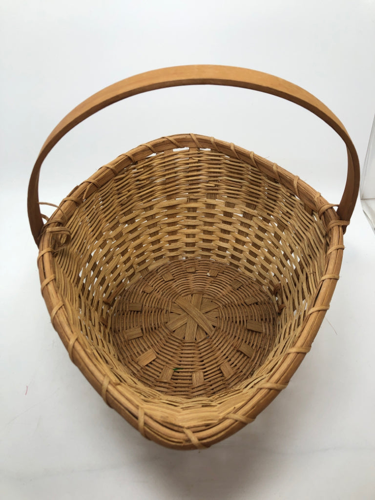 OVAL SHAPED TWO TONE BASKET W/HANDLE.