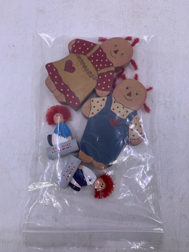 4 WOOD ANNIE & ANDY RAGGITY ANN FIGURES IN BAG.