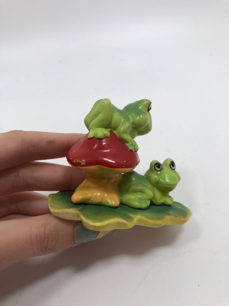 VTG TWO GREEN FROGS ON LILY PAD W/RED MUSHROOM.