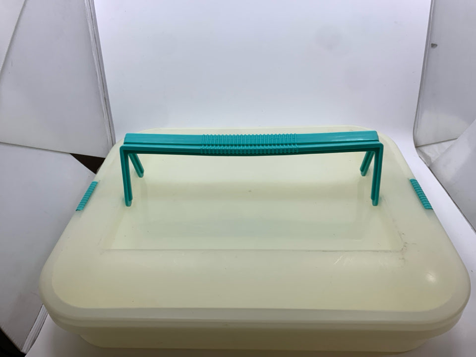 VTG TUPPERWARE CAKE CONTAINER.