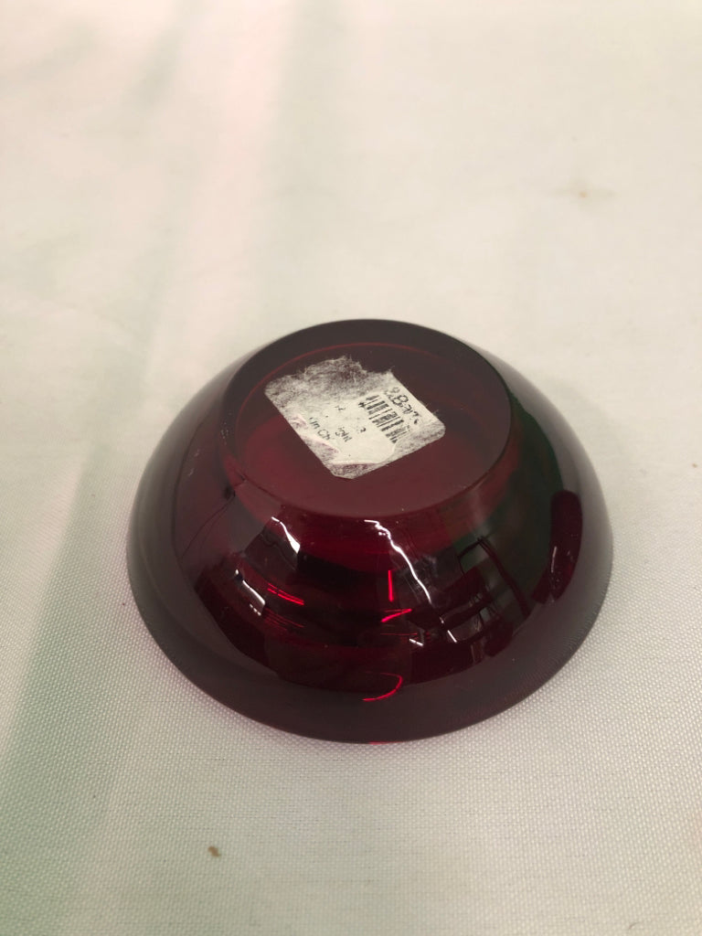 4 RED GLASS TEA LIGHT HOLDERS.