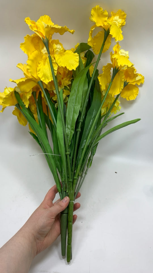 FAUX DAFFODIL BOUQUET.
