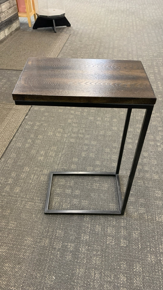WOOD TOP SIDE TABLE W/BLACK METAL BASE.