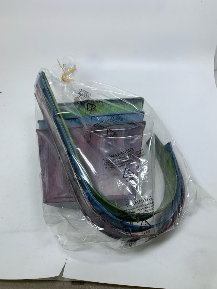 IN PACKAGE 3 ASSORTED METAL HANGING PLANTER.