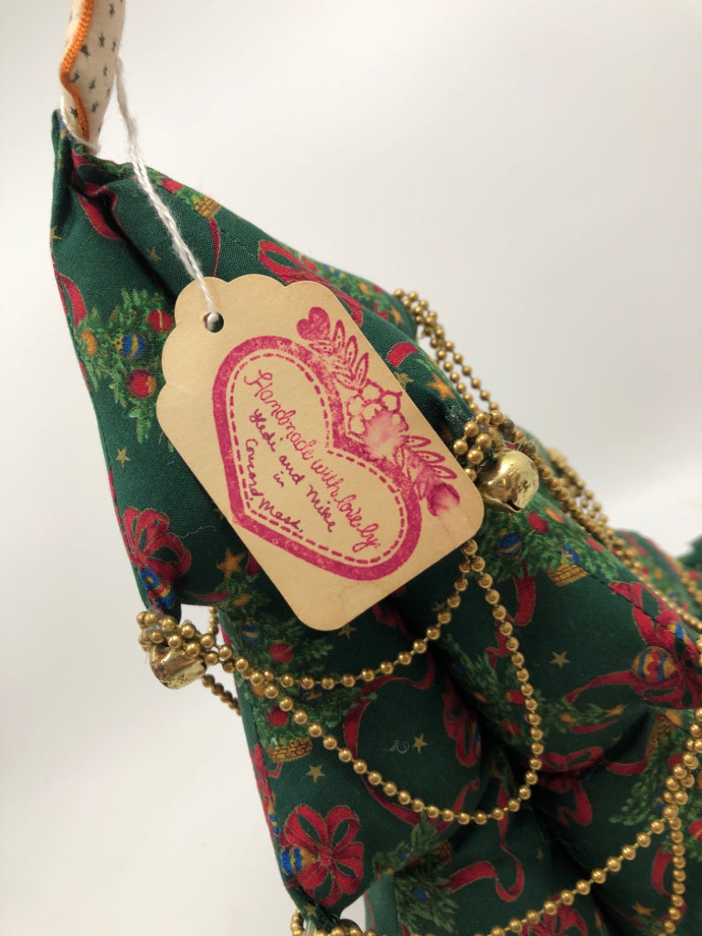 PLUSH FABRIC CHRISTMAS TREE.