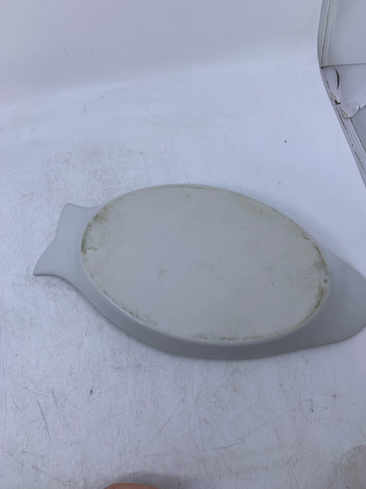 WHITE FISH SHAPED SHALLOW BAKING DISH.