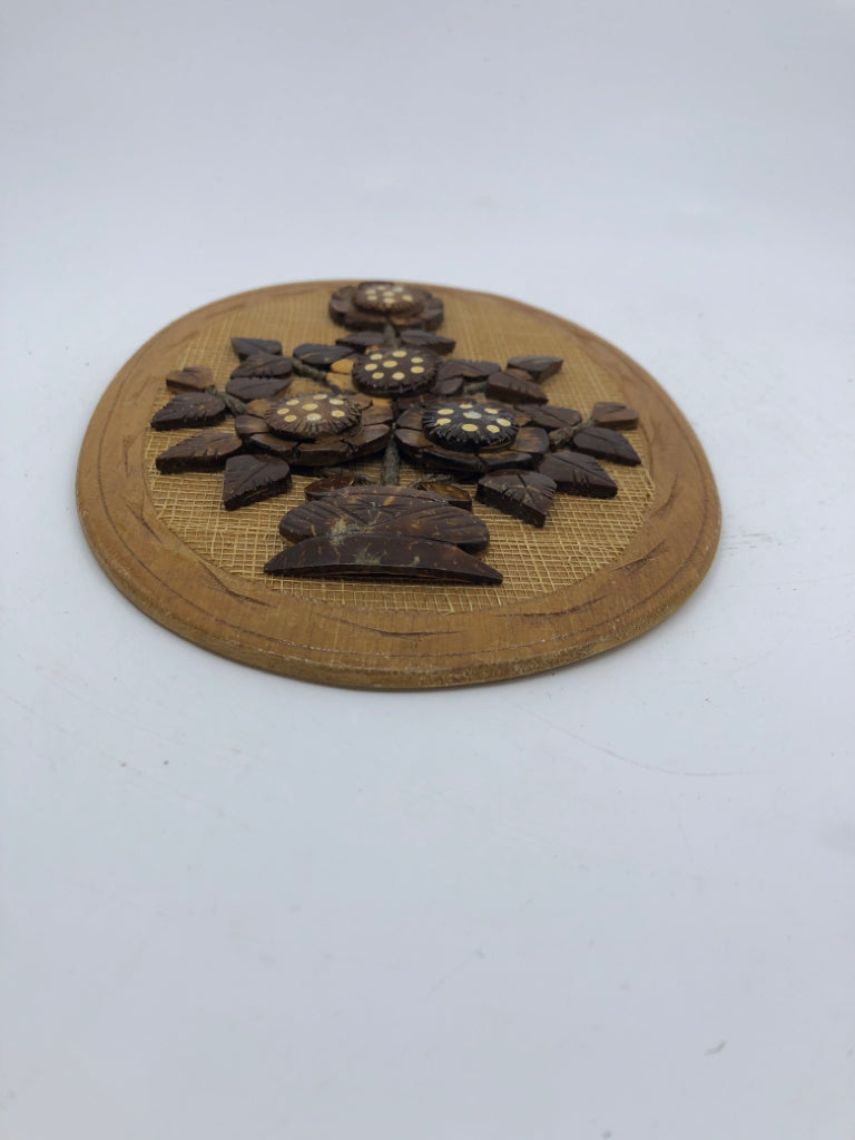 2 VTG OVAL WOOD FLOWER BOUQUET WALL HANGING.
