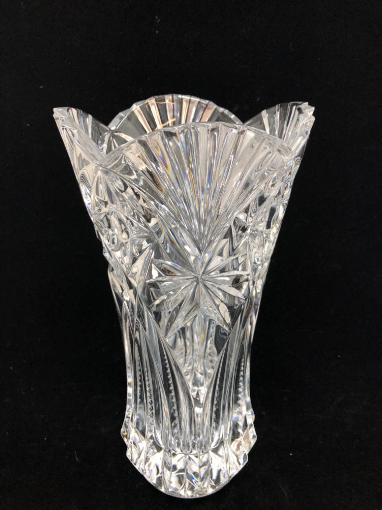 CLEAR STARBURST GLASS VASE.