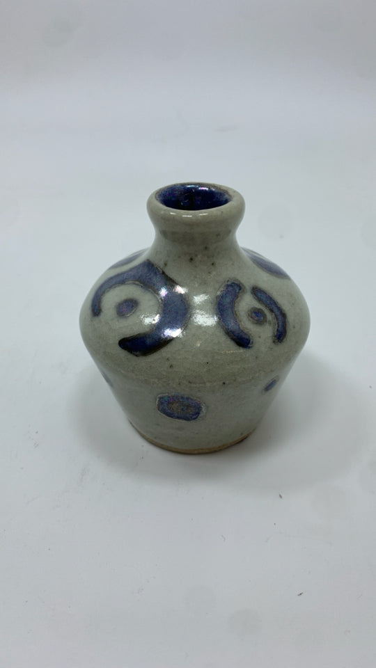 BEIGE GLAZED POTTERY BUD VASE W/BLUE.