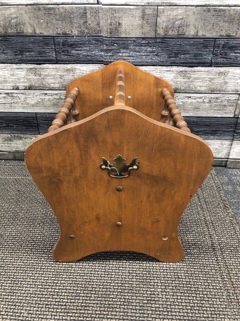 VTG WOOD SPINDLE PATTERN MAGAZINE RACK.