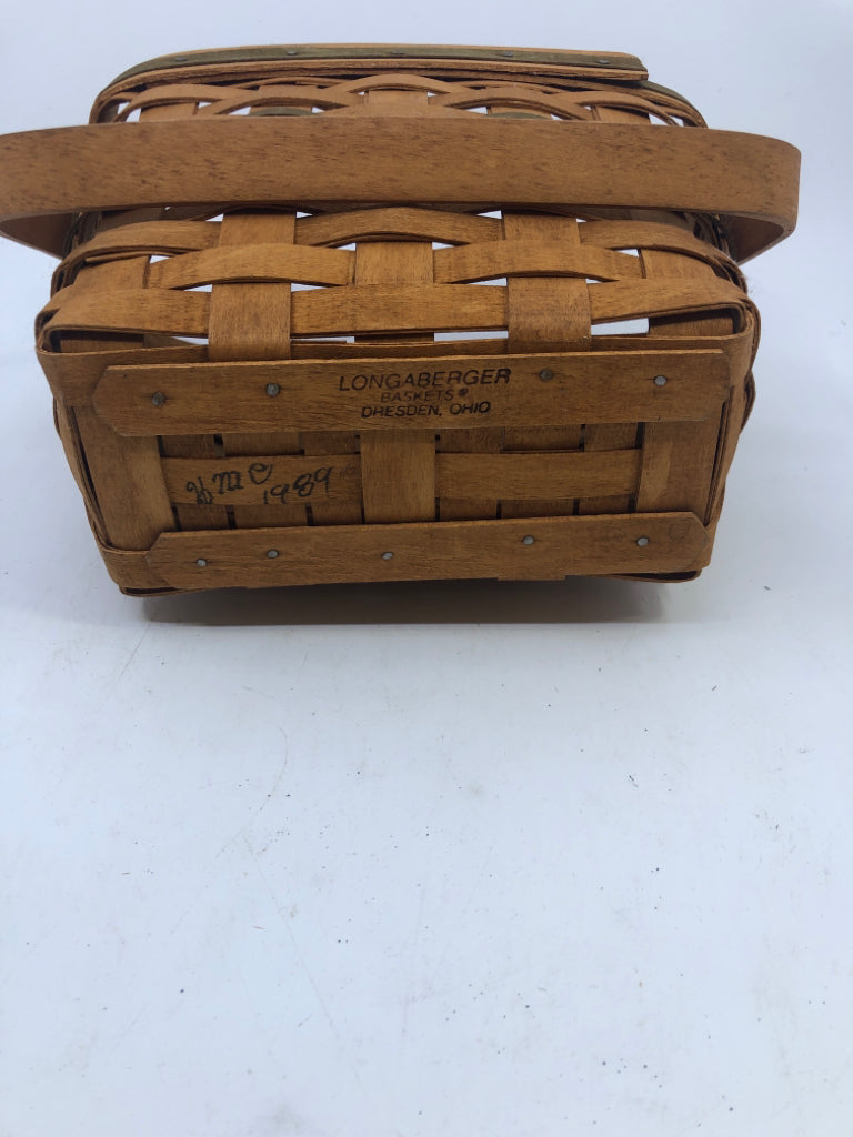 1989 HOLIDAY MEMORY BASKET W GREEN STRIPES AND SINGLE HANDLE.