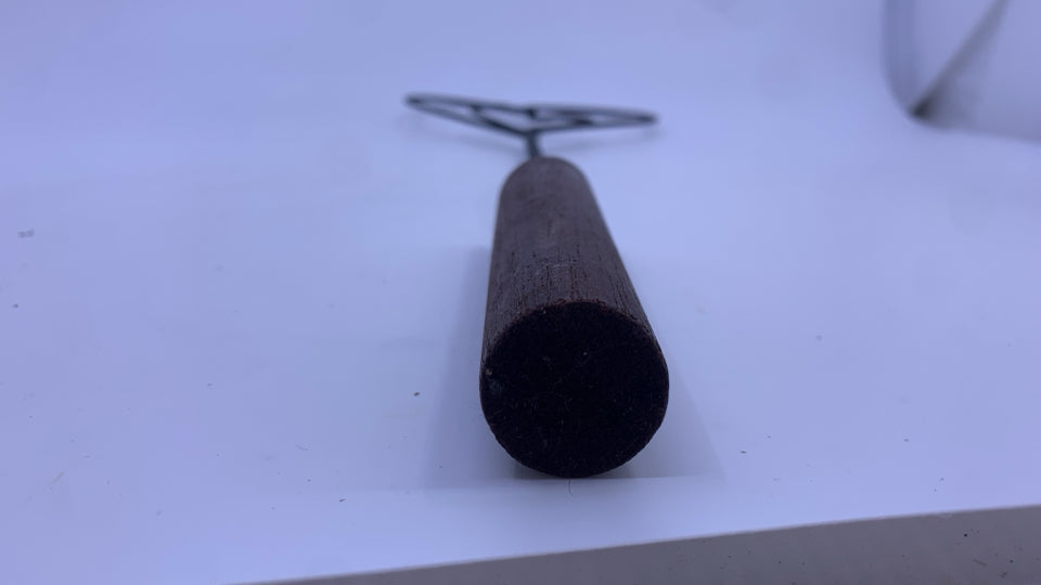 SHORT METAL HEART SHAPED RUG BEATER WOOD HANDLE.