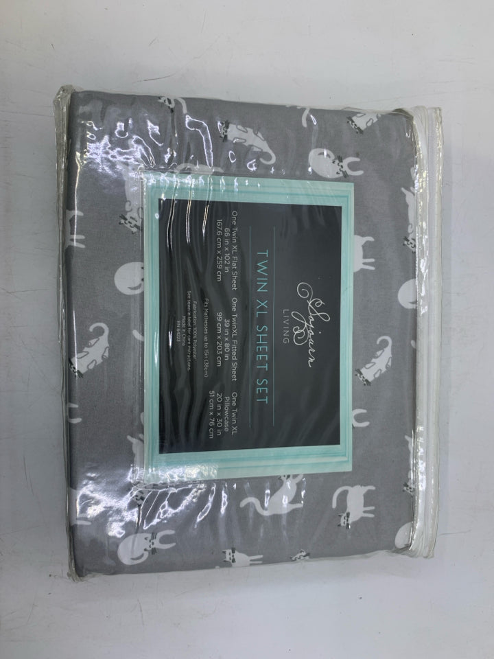 WHITE CATS TWIN XL SHEET SET.