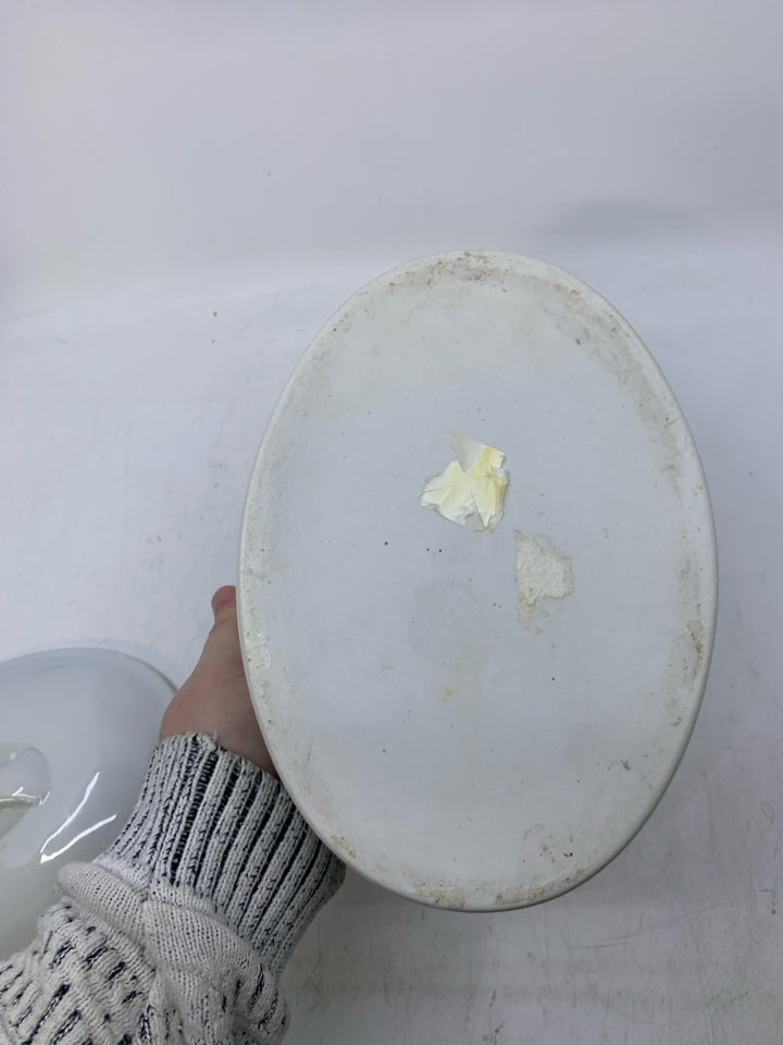 OVAL WHITE BAKING DISH W/ COVER.