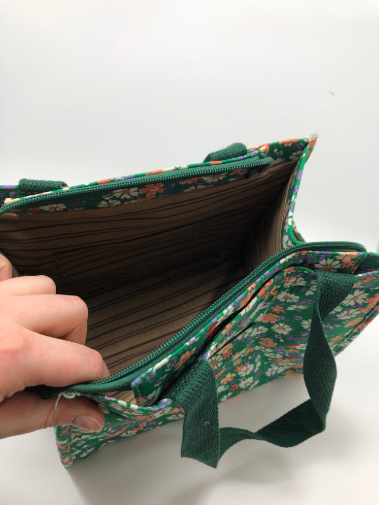 GREEN FLORAL PRINT INSULATED TOTE BAG.