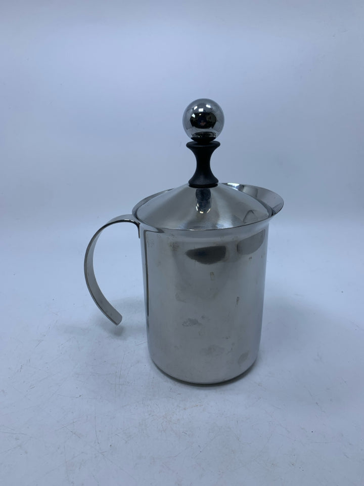 STAINLESS STEEL CREAMER W/ PRESS/HANDLE.