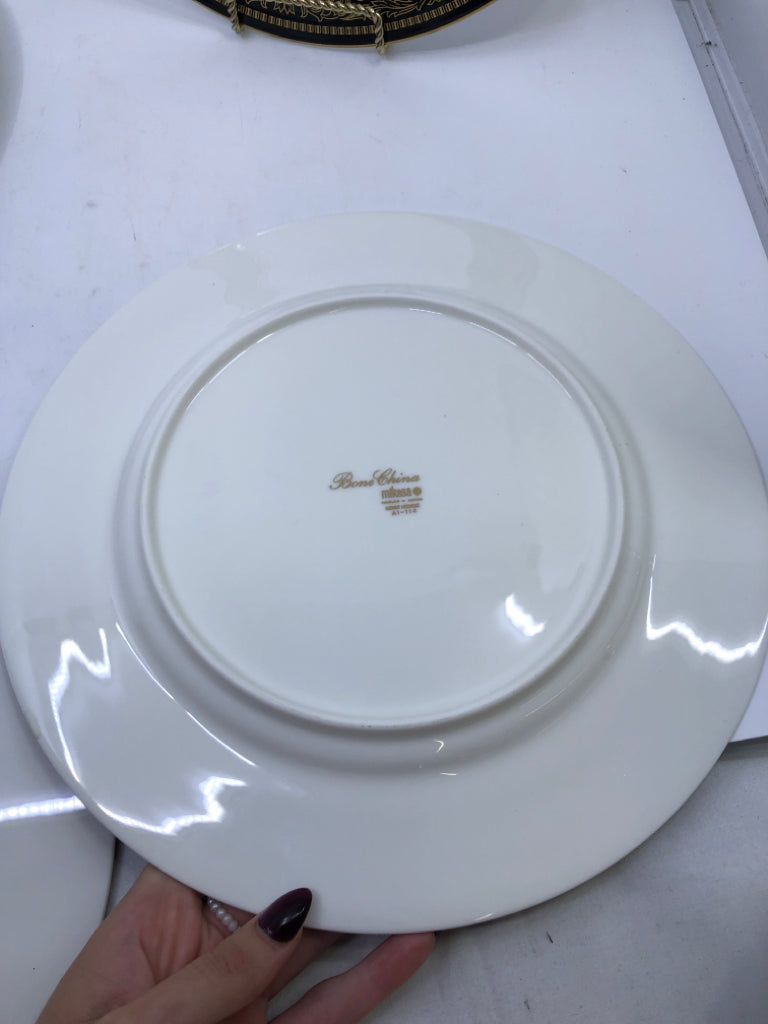 4 VTG BLACK AND GOLD ACCENT DINNER PLATES.