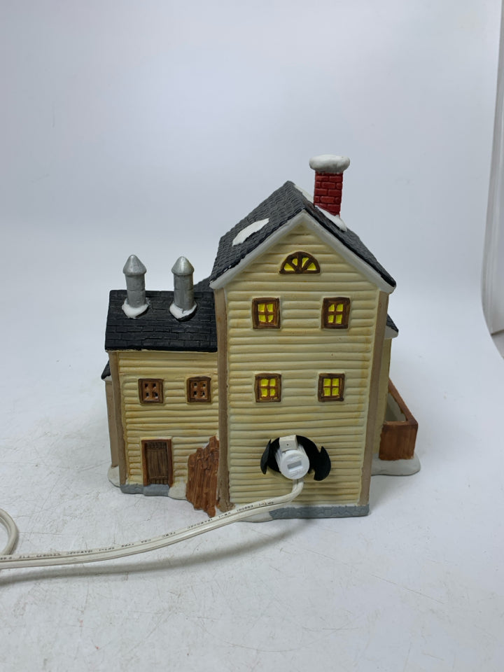 LEMAX DICKENSVALE J&G HARDWARE STORE PORCELAIN LIGHTED VILLAGE.