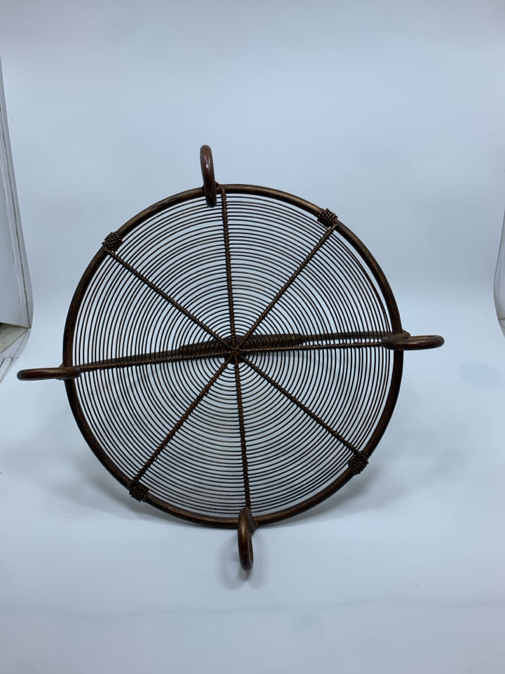 COPPER FOOTED WIRE PLATTER W/HANDLE.