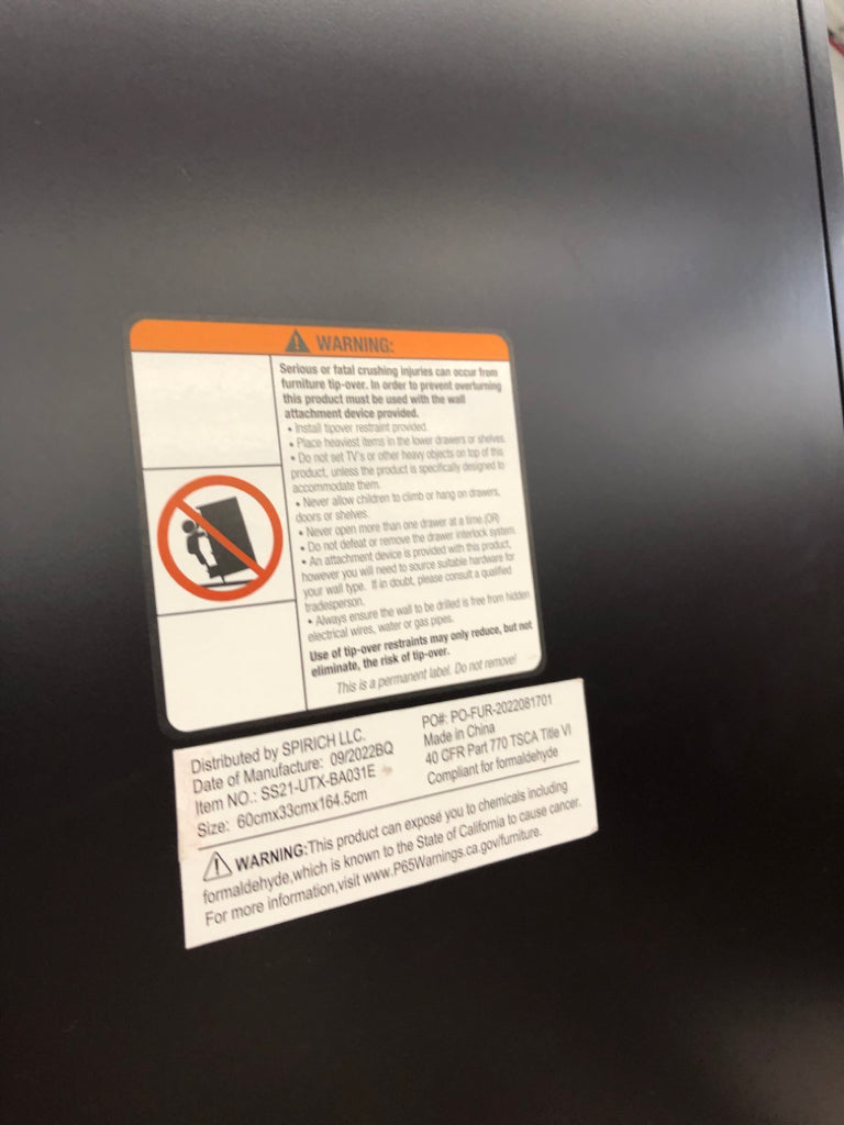 3 SHELVES AND DOORS CORNER UNIT.