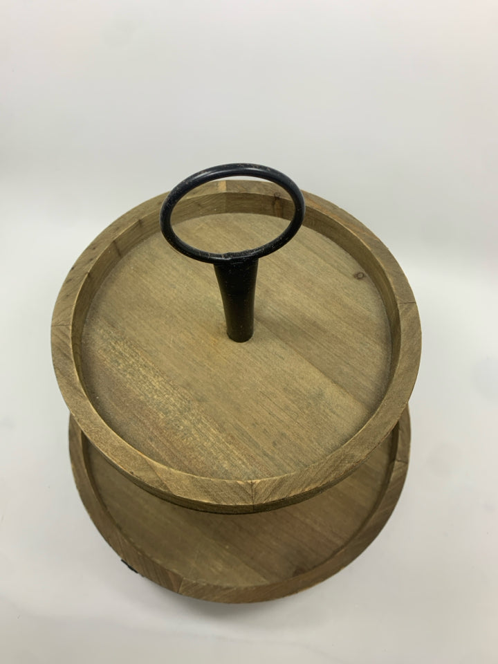2 TIER BROWN METAL AND WOOD SERVING STAND.