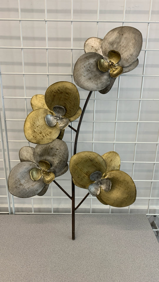 GOLD AND SILVER METAL FLOWER WALL HANGING.