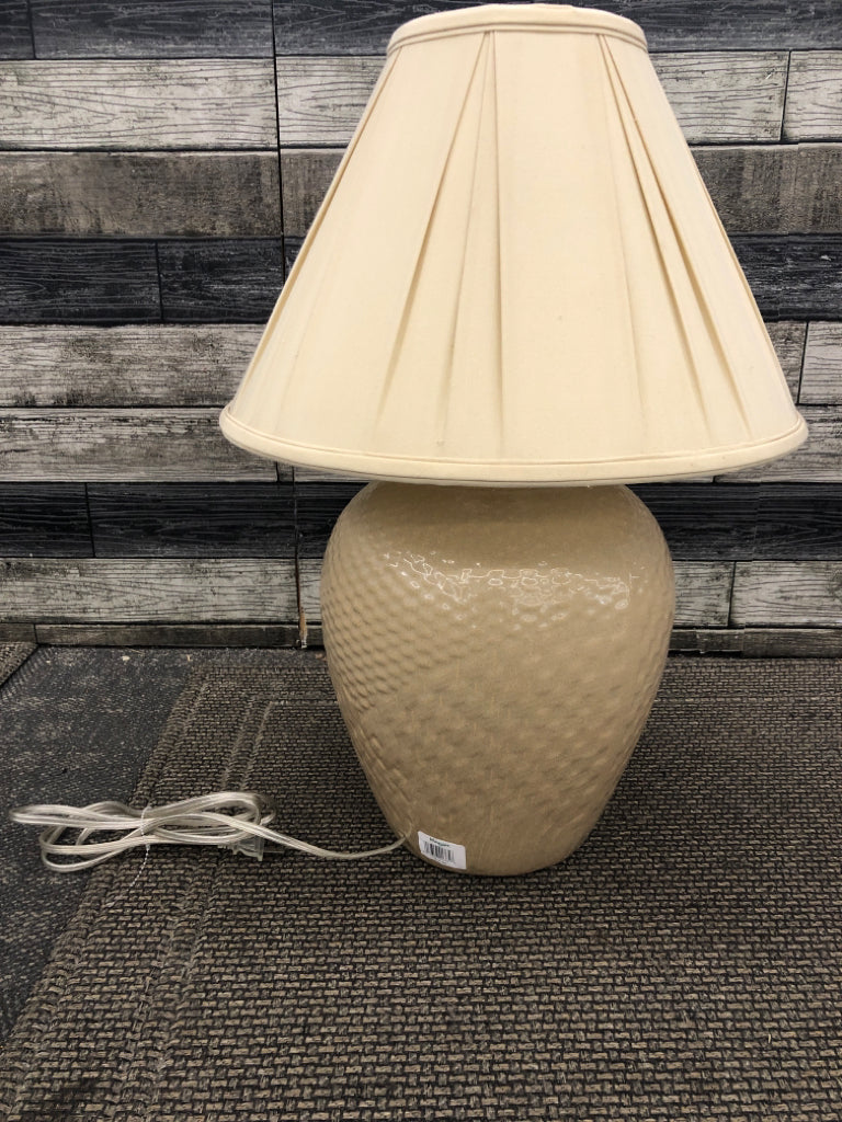 VTG TAN TEXTURED HAEGER POTTERY LAMP W/TAN SHADE.