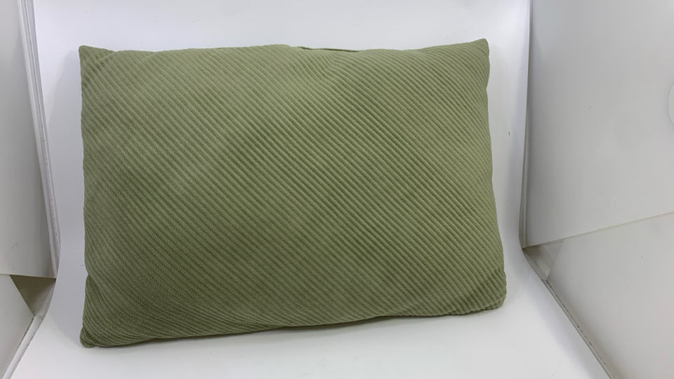 GREEN RECTANGLE ACCENT PILLOW W/RIBBED TEXTURE.