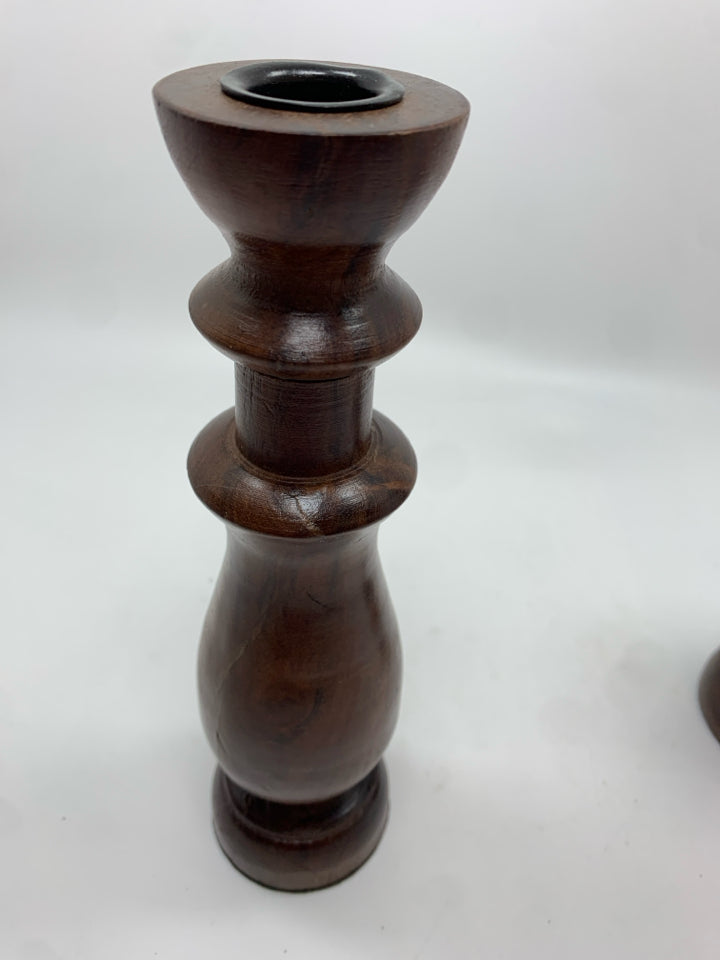 2 WOOD CANDLESTICK HOLDERS.