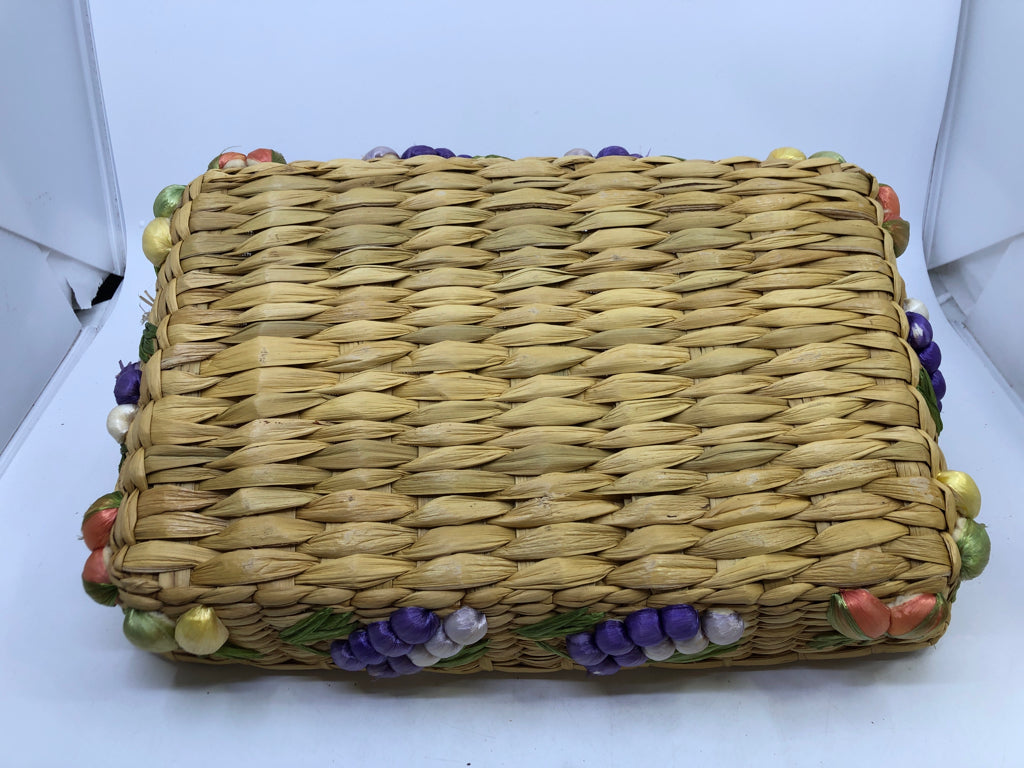 WOVEN TRAY W/EMBOSSED GRAPES.
