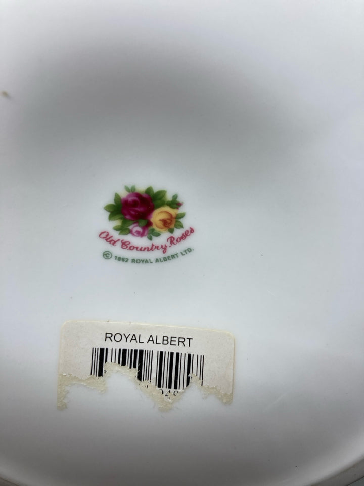 OLD COUNTRY ROSES PATTERN FOOTED URN VASE W/ HANDLES.