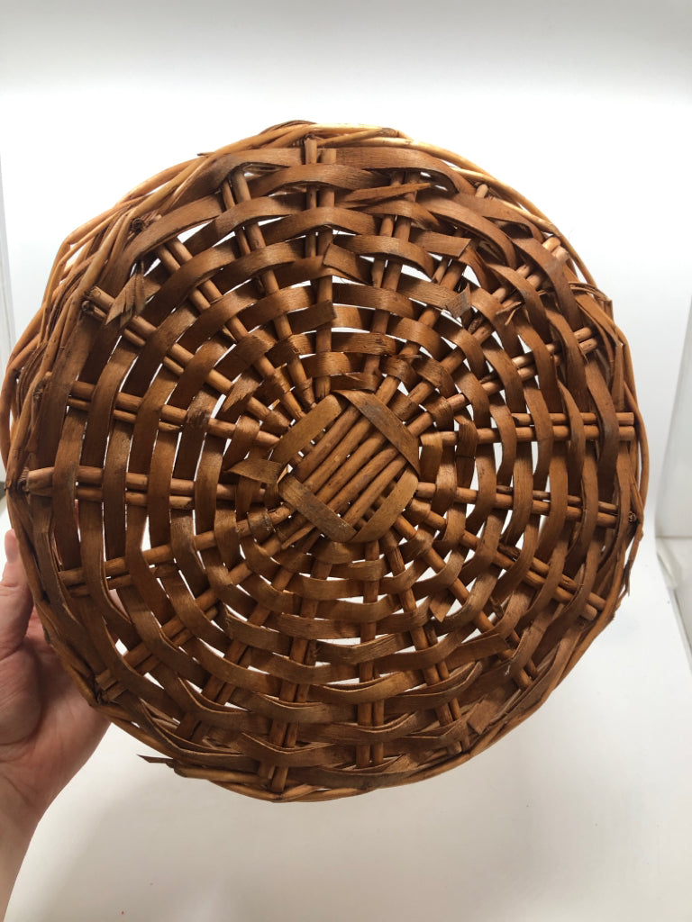 ROUND WOVEN BASKET W/HANDLE.