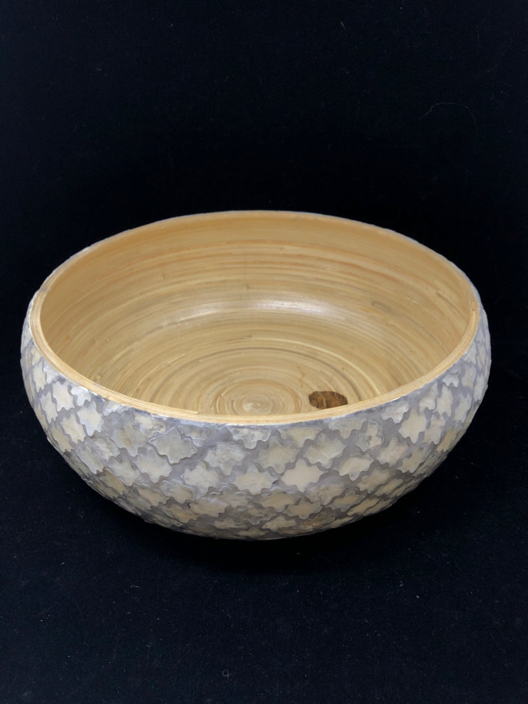 ROUND BAMBOO BOWL W/PEARL SIDES.