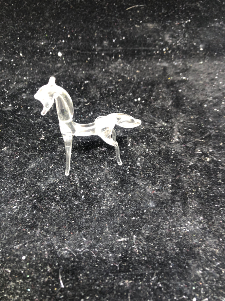 DELICATE GLASS GIRAFFE.