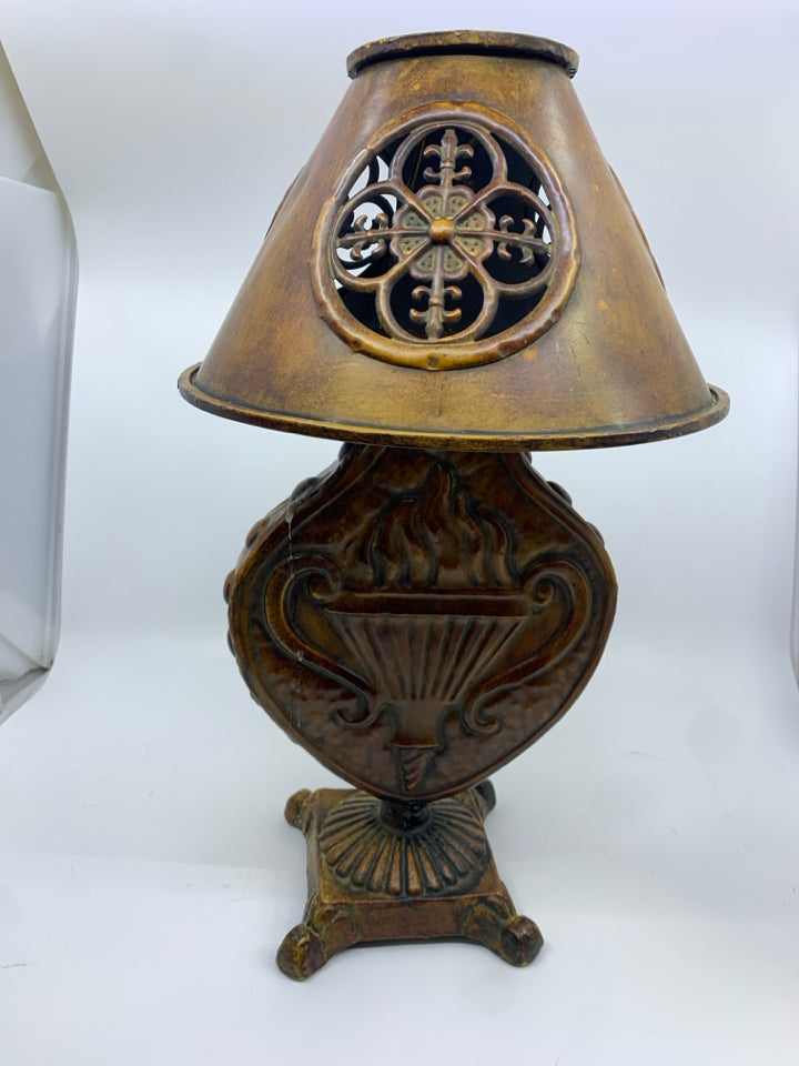 FOOTED METAL CANDLE LAMP EMBOSSED.