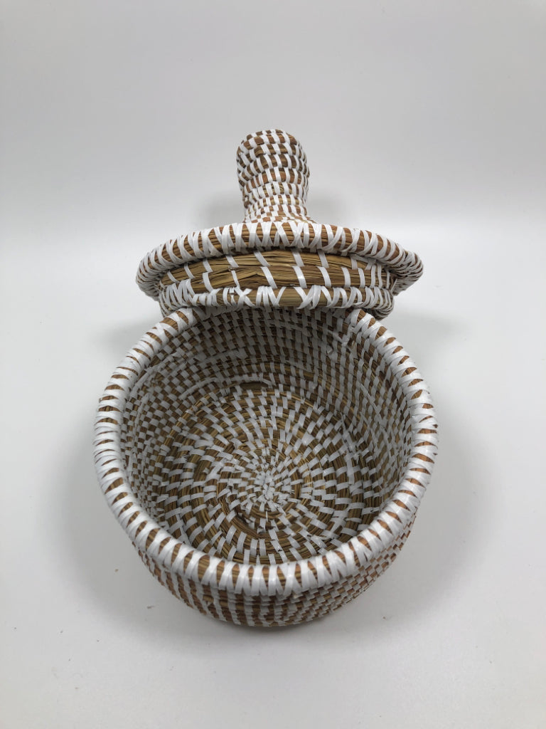 WHITE WOVEN BASKET W/TALL HANDLE.