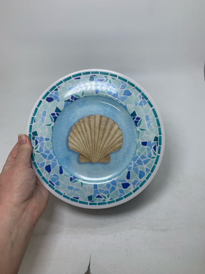 8 PLASTIC SHELL LUNCH PLATES.