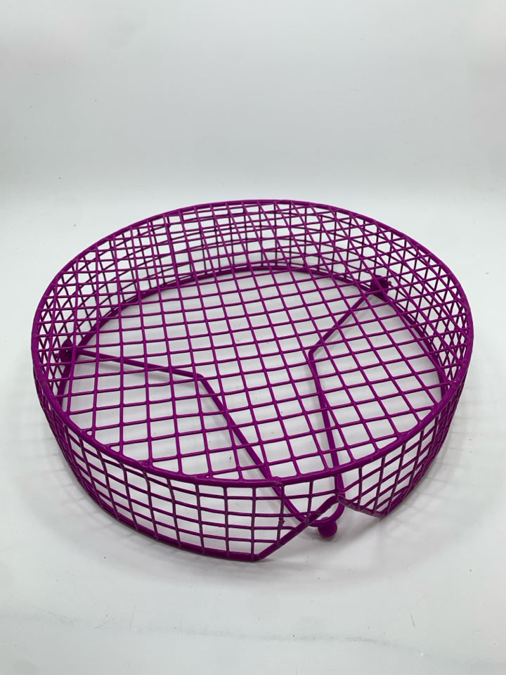 PURPLE WIRE PAPER PLATE HOLDER.