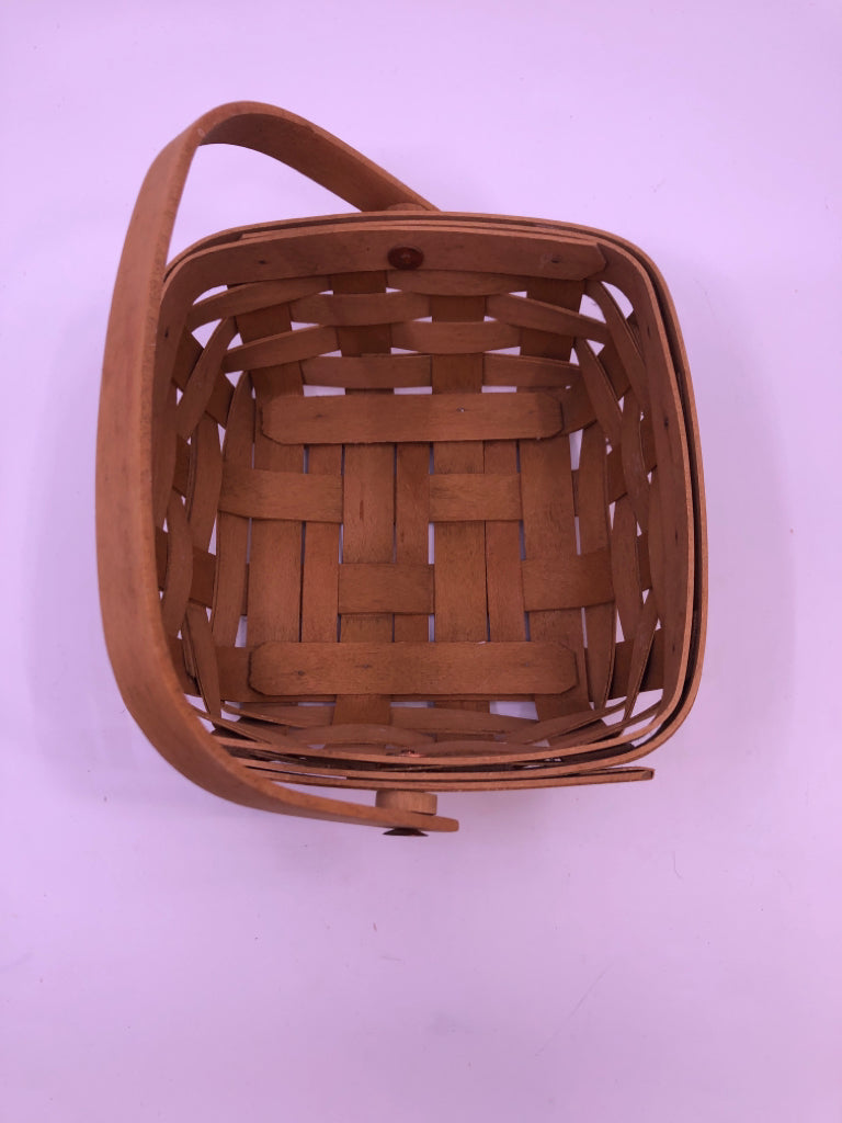 2003 SMALL SHALLOW SQUARE BASKET W SINGLE HANDLE.