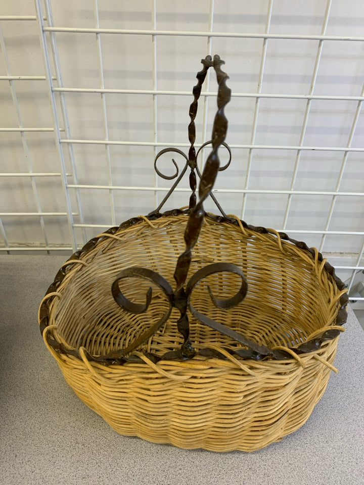 WOVEN BASKET W/SCROLL METAL HANDLE.
