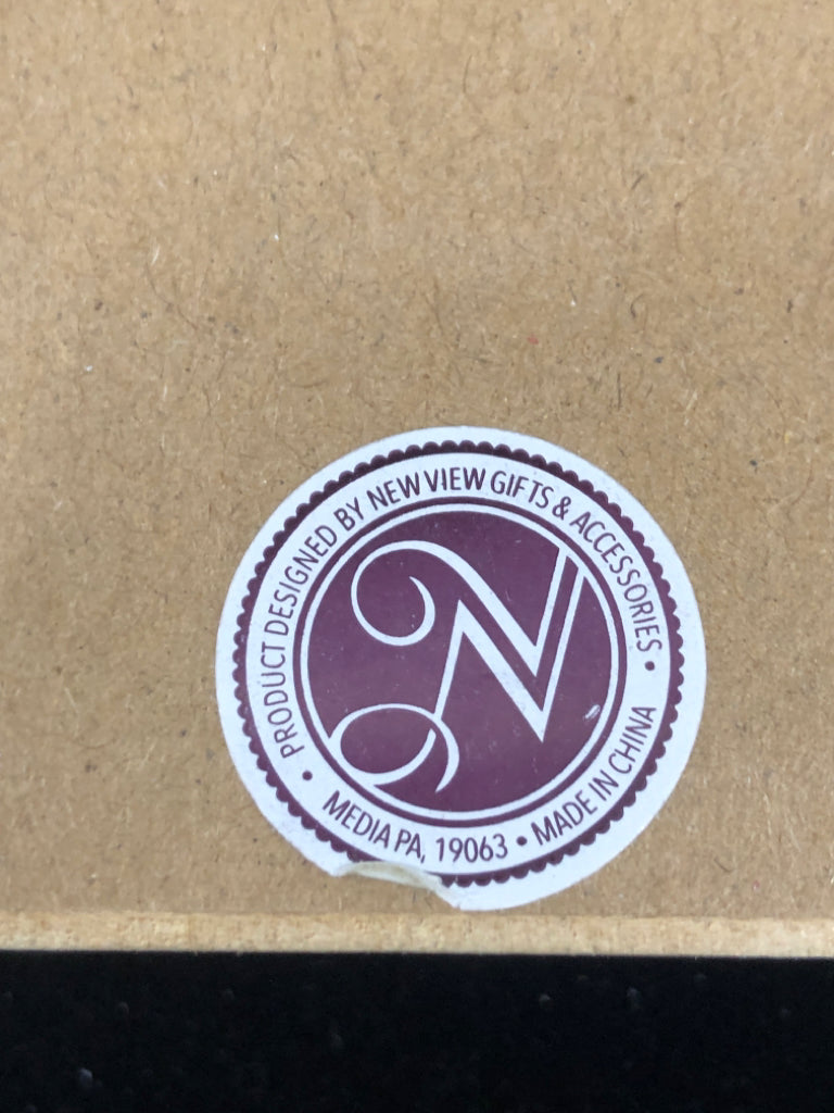 "BRUSH" SMALL WOODEN SQUARE SIGNS.