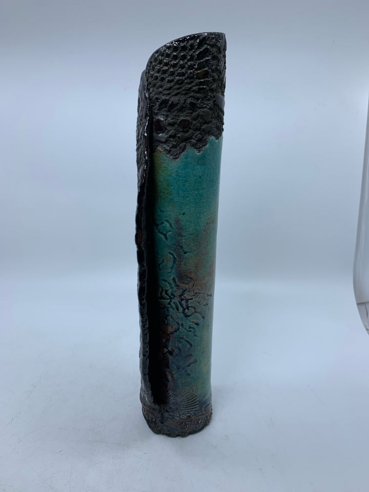 ABSTRACT TEAL/BLACK DETAILED VASE.