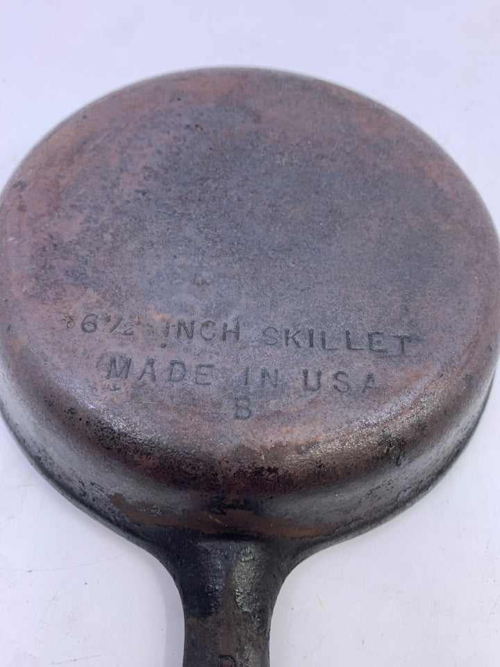 SMALL ROUND CAST IRON SKILLET.