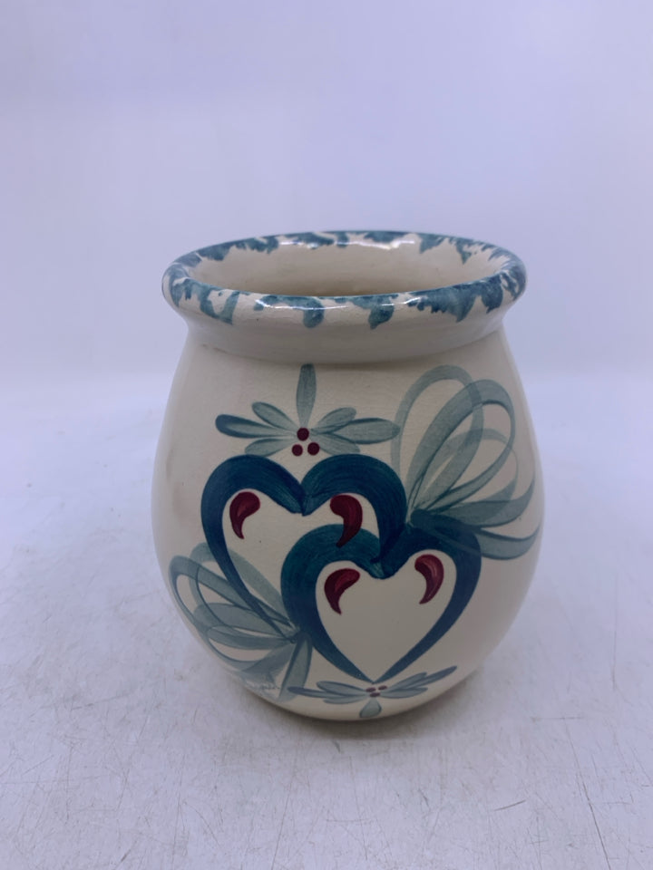 BEIGE POTTERY VASE W/ BLUE HEARTS/ SPONGE RIM.